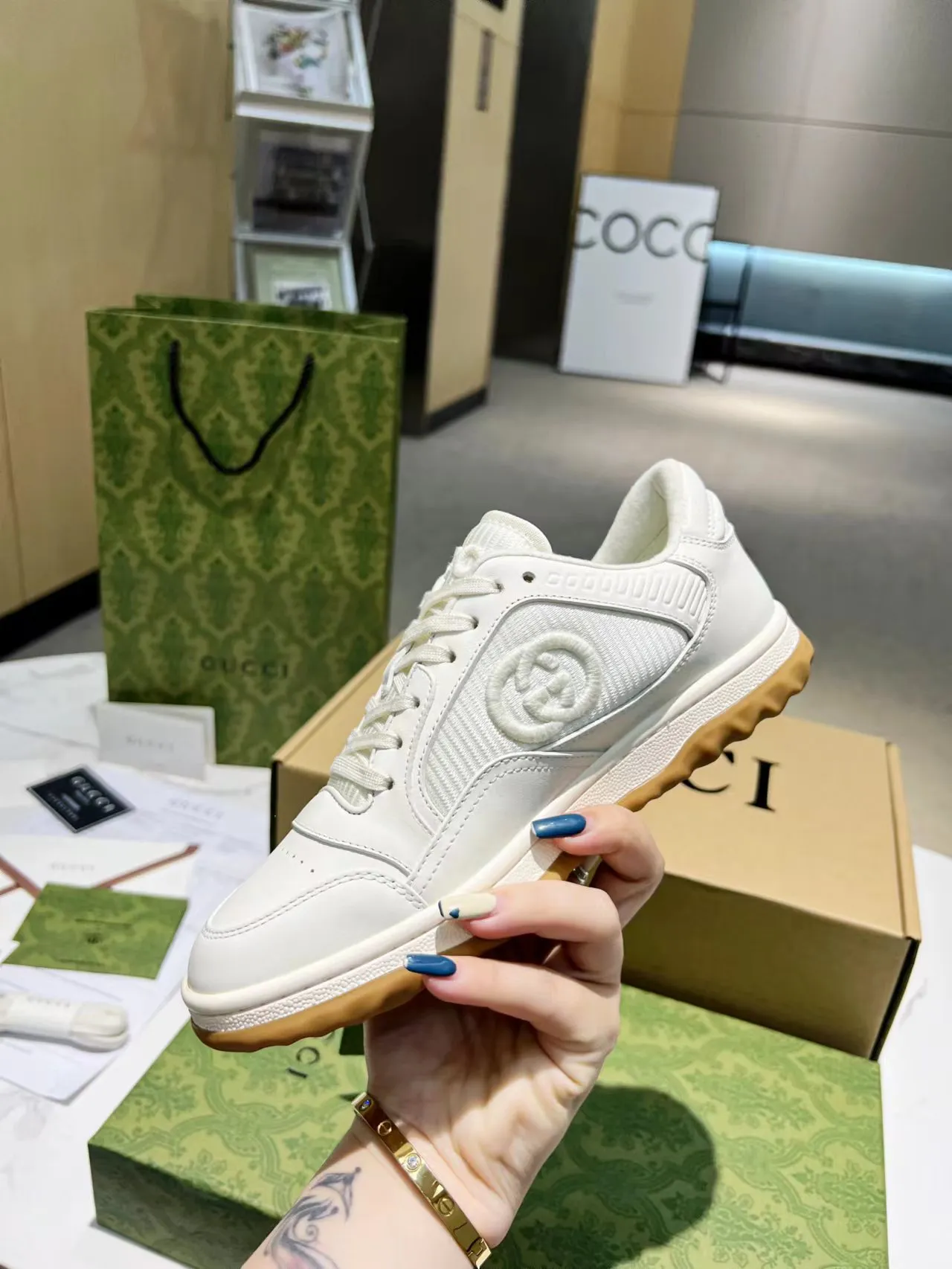 P520👟👟 2023 new and highest version of Kuqi Gucci men's and women's small dirty shoes, original version 1: dismantling and re-engraving, no matter the last shape, details, or materials, we have carefully selected them, just to make them good and make your feet feel more comfortable. The texture is the best in the entire network, welcome to shop around for comparison. Color: Synchronized color at the counter, 9 colors available. Size: Female 35-40. Male 39-44
